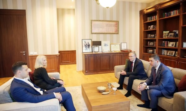  Krasniqi viziton familjen e Thaçit dhe Veselit në 4 vjetorin e shkuarjes së tyre në Hagë: Padyshim, dielli do të lindë përsëri