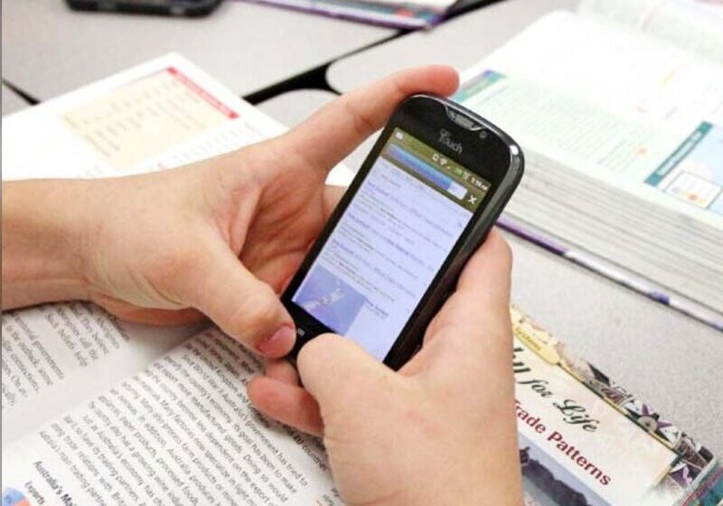  Mbi 10,000 nxënës pezullohen, shkak përdorimi i telefonave gjatë orëve të mësimit