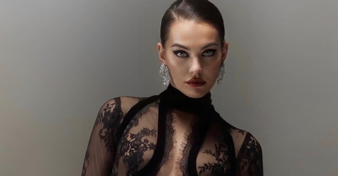  Gresa nuk i ndal pozat me të brendshmet, a po i a bënë foto i dashuri?