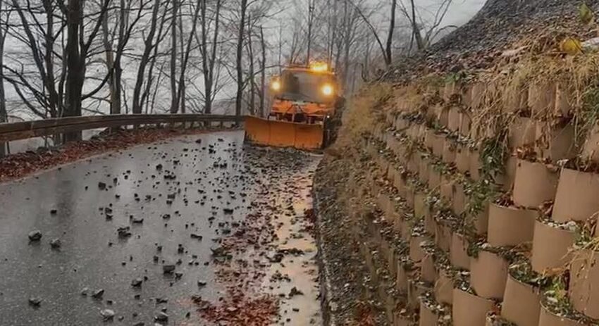 Reshje shiu dhe erë e fortë, probleme në Kukës, gurë dhe inerte në rrugë