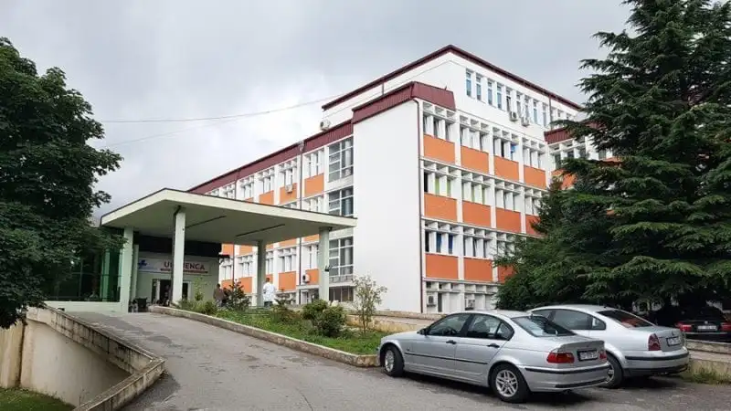 Vdes kryeinfermierja e Spitalit të Pejës