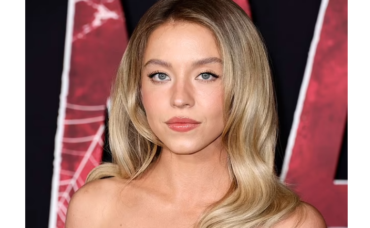  Sydney Sweeney kritikon “lavdinë e rreme” të Hollywood-it për ‘gratë që fuqizojnë gratë’