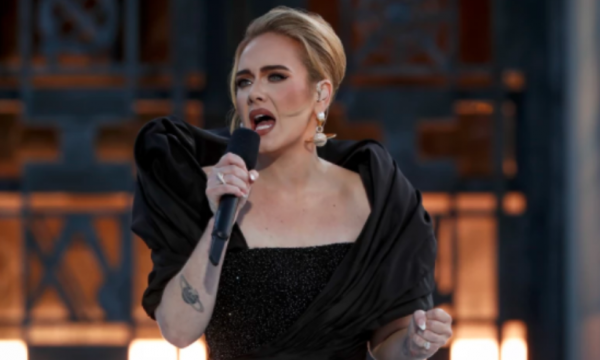  Adele planifikon të vazhdojë me koncerte – mund të fitojë deri në gjashtë milionë euro për një performancë