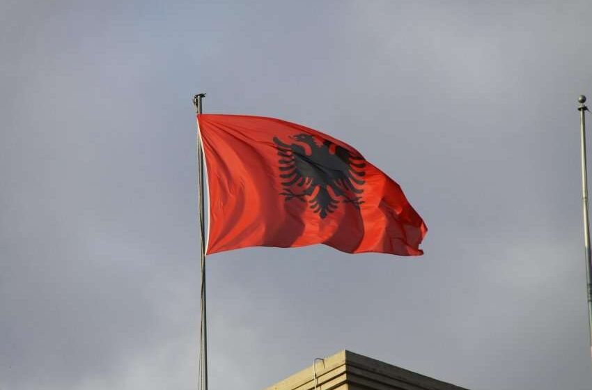  Profesori në Prishtinë hedh flamurin kombëtar shqiptar në kosh, pezullohet nga detyra