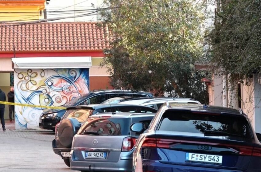  Postimi prekës! Prej dy ditësh bosh, shokët e klasës mbushin me lule të bardha bankën ku ulej Martin Cani: Në zemrat tona do të jesh gjithë jetën (FOTO)