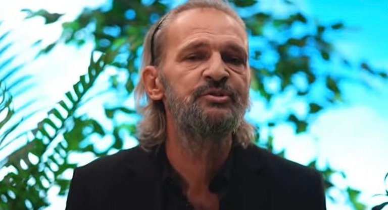  Xuxi rrëfen eksperiencën e fjetjes në mes të dy meshkujve!