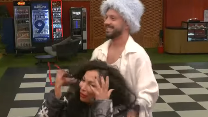  Gjesti puthi Rovenën në prezencë të banorëve, si reagoi këngëtarja?