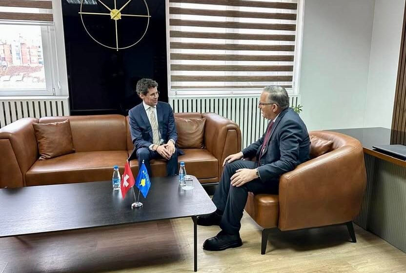  Bedri Hamza pret ambasadorin zviceran: Kosova e përkushtuar të ndërtojë paqe të qëndrueshme dhe të ecë përpara