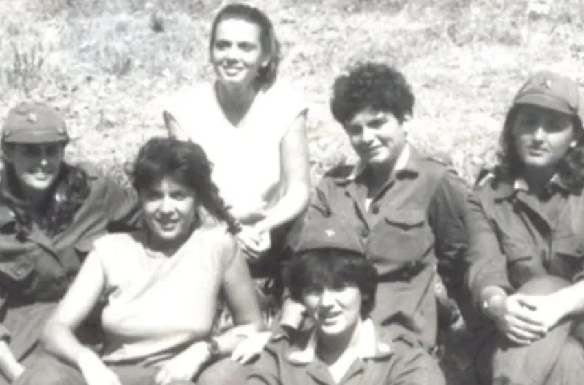  Fotoja e rrallë e Parashqevi Simakut/ Ishte nisur për koncert në Korçë, por përfundoi maleve në zbor