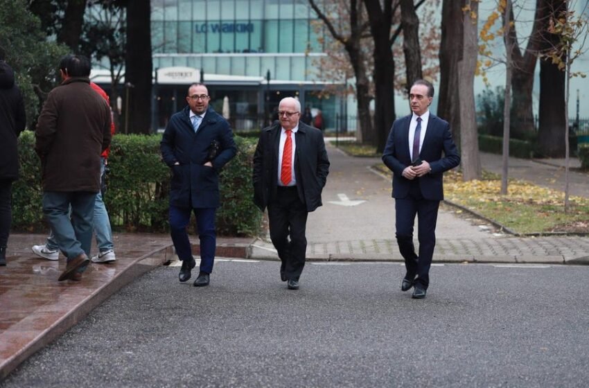  Deputeti i PD denoncon se i vodhën xhupin në Parlament: Kisha shaminë e qurrave në xhep!