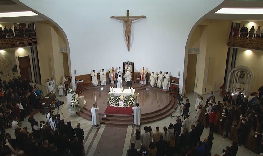  Kremtohet Krishtlindja, besimtarët e krishterë ndjekin meshën e shenjtë