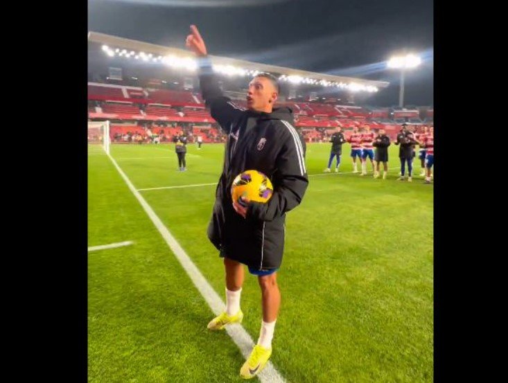  VIDEO/ “Mbreti” i Granadës, Uzuni dirigjon korin e tifozëve pas tripletës!