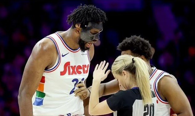  Ylli i Filadelfia-s përfshihet në incident me referen e basketbollit