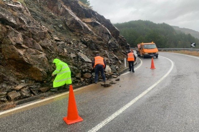 Reshje me intenstitet në veri – Shkarje gurësh dhe inertesh në disa rrugë, probleme dhe me energjinë