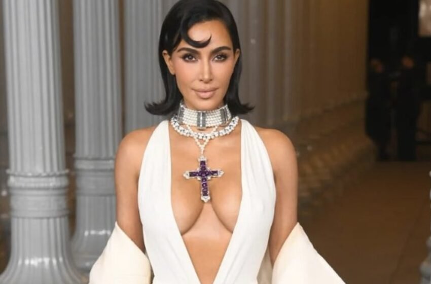  Kim Kardashian ‘kryqëzohet’ nga publiku për veshjen e të bijës së saj