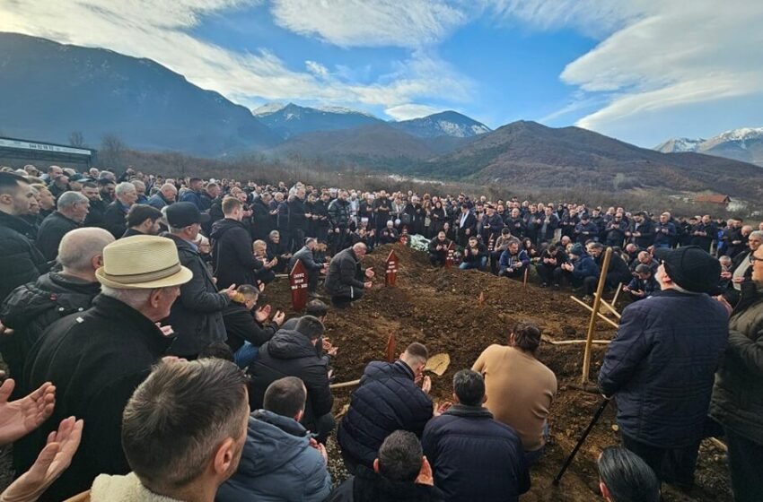 Aksidenti tragjik në rrugën Mitrovicë-Prishtinë, varrosen tre anëtarët e familjes Gashi