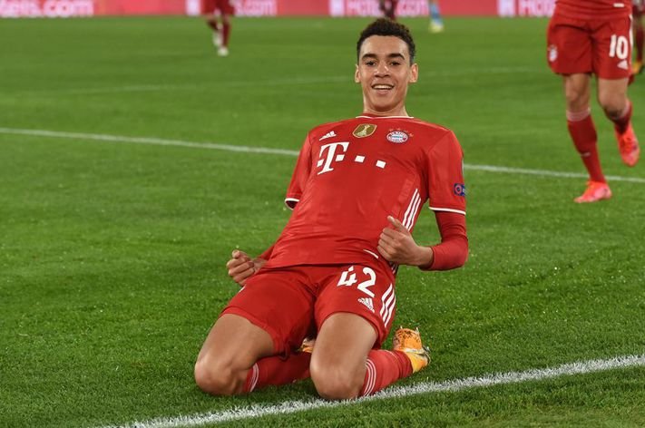  Xhamal Musiala ndez rrjetet sociale, “kopjon” një skenë nga filmi “I vetmuar në shtëpi”