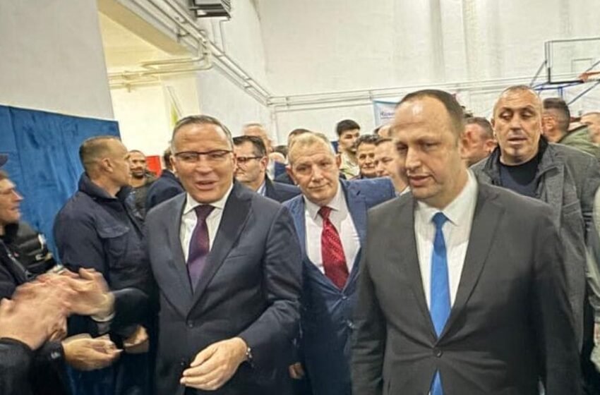  Në krah të Bedri Hamzës, Hyzer Rizani pritet ngrohtësisht nga simpatizantët e PDK-së