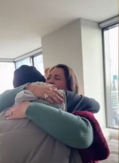  Takimi i Parashqevisë me djalin, a po fshihet diçka? (VIDEO)