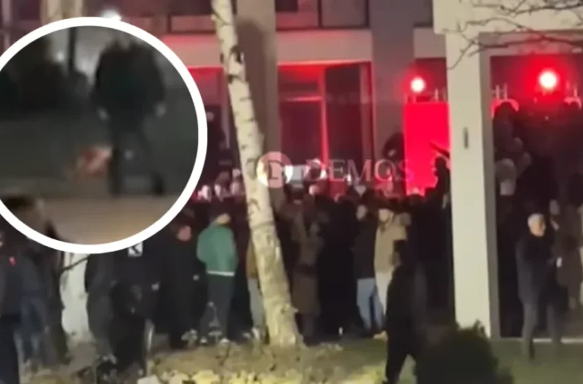  Drenicakët ‘shpërthejnë’ ndaj Albin Kurtit në Skenderaj, hedhin fishekzjarre në drejtim të tij