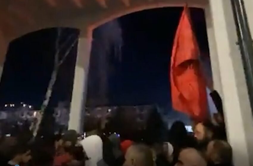 “Na jena të Mitrovicës, ah na jena të Obiliqit” VV’ja sjell militantët nga komunat e tjera në Skenderaj