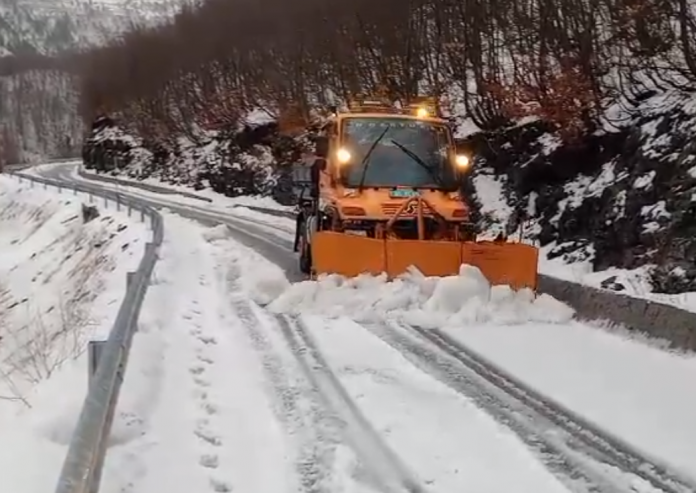  Reshjet e denduar të dëborës, ja si paraqitet situata në akset rrugore të vendit