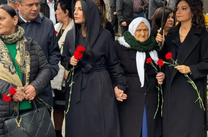  Familjarët e viktimave të 21 Janarit, homazhe në vendin ku u vranë 4 protestuesit! Shoqërohen nga Balluku e Spiropali