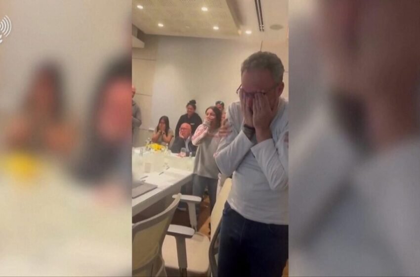  VIDEO/ E bija ishte një nga pengjet e liruara sot nga Hamasi, momenti kur babai i 24-vjeçares shpërthen në lot