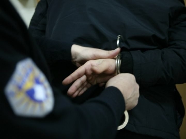 Arrestohet një person në Gjakovë, i mbajti me forcë në shtëpi dhe kërcënoi me armë gruan dhe vëllanë e saj