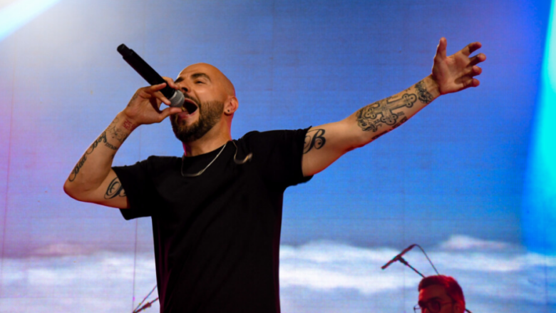  Po performonte në diskotekën në Koçan, këngëtari Vlladimir Bllazhev ka pësuar djegie në trup dhe ndodhet në mbështetje të oksigjenit