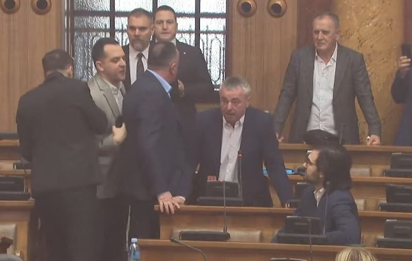 Pushteti në Serbi i krahason veprimet e opozitës serbe me ato të Albin Kurtit