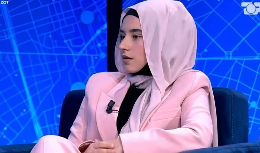 “Babai ndërroi jetë, fisi s’donte të vendosja shaminë”, studentja ekselente tregon përplasjet për besimin