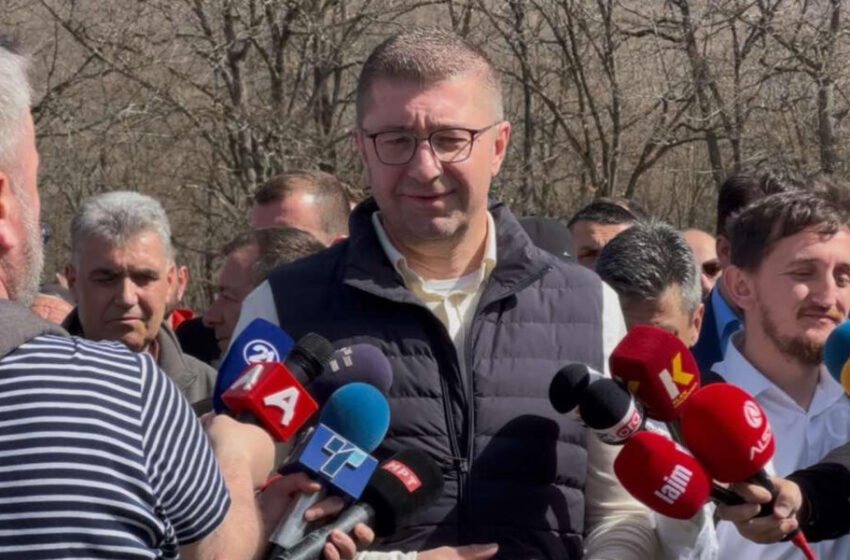 Protestat anti-Vuçiq në Beograd, Mickoski: E ndjekim situatën, nuk presim bartje te ne