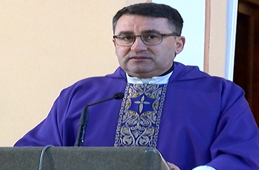 “Mëkati po i çon në burg”/ Mesazhi i Famullitarit të Kishës Katolike në Shkodër: Politikanët shqiptare, shtresa më injorante dhe më e ulët e popullit