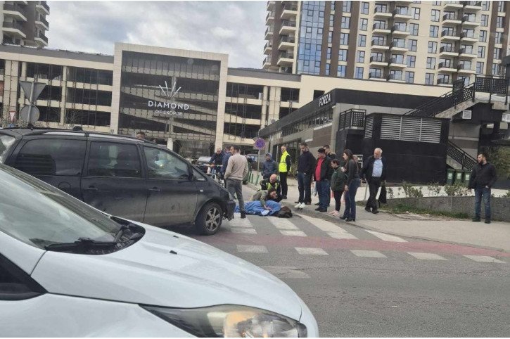  Përplaset nga vetura në vijat e këmbësorëve një vajzë në Shkup