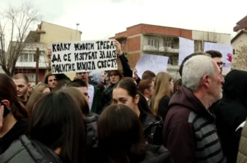  Tensione gjatë protestës në Koçan, protestuesit të revoltuar gjuajnë me vezë