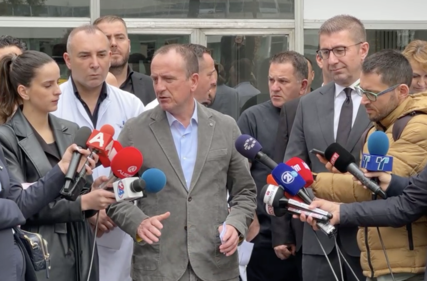 Ministri Taravari dhe Kryeministri Mickoski vizitojnë të lënduarit nga zjarri tragjik në Koçani