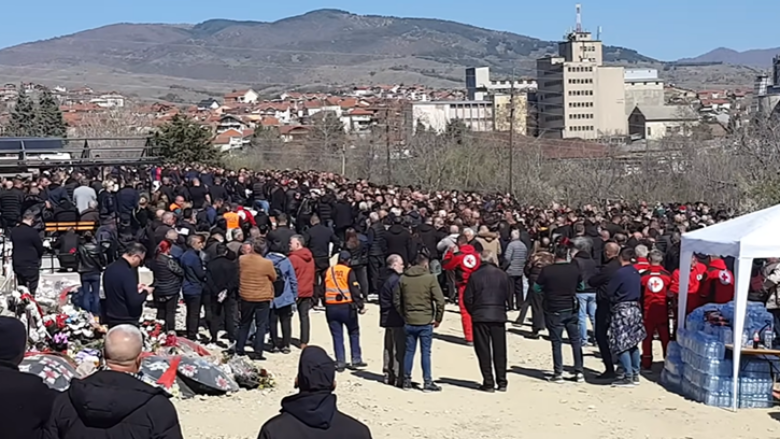  Mijëra njerëz pjesëmarrës në varrimin e viktimave në Koçan, ceremonia mortore sigurohet nga policia
