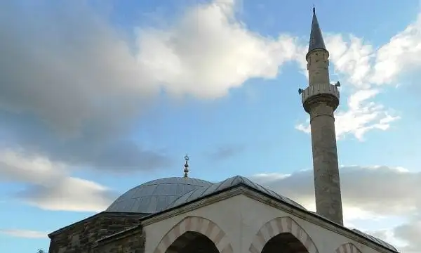  Vjedhje në një xhami të Vushtrrisë në natën e parë të Ramazanit
