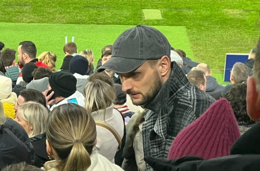 Portieri në mes të ndeshjes kalon nga tribuna e drejt në pankinën e Bajern Munihut?!
