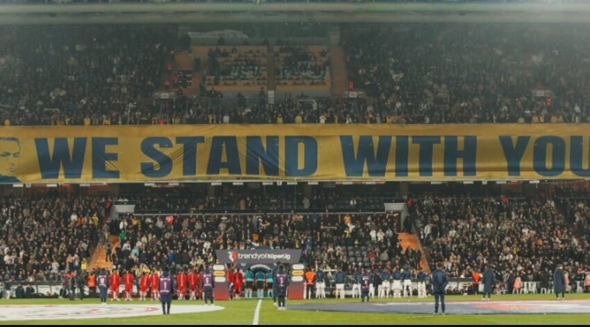 Tifozët e Fenerbahçes shfaqin banderolën për Murinjon: “Jemi me ty”