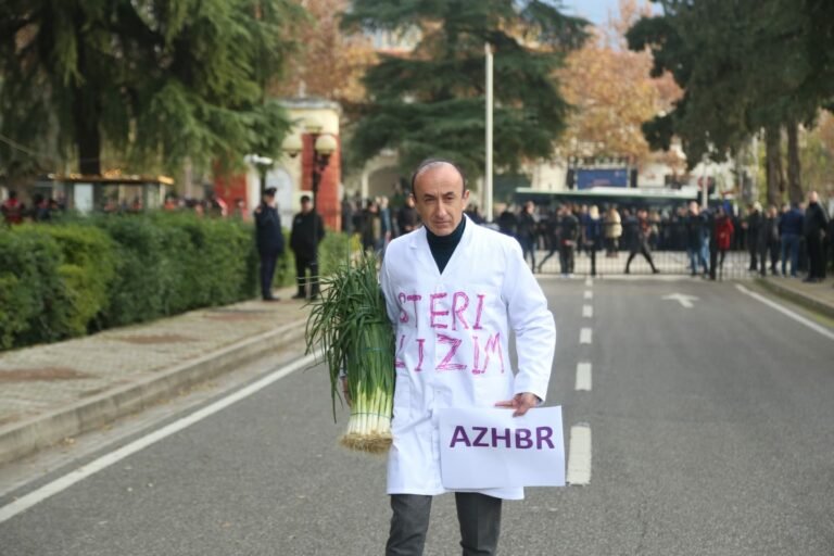 Zhgënjimi i një opozitari të flaktë me partinë e tij