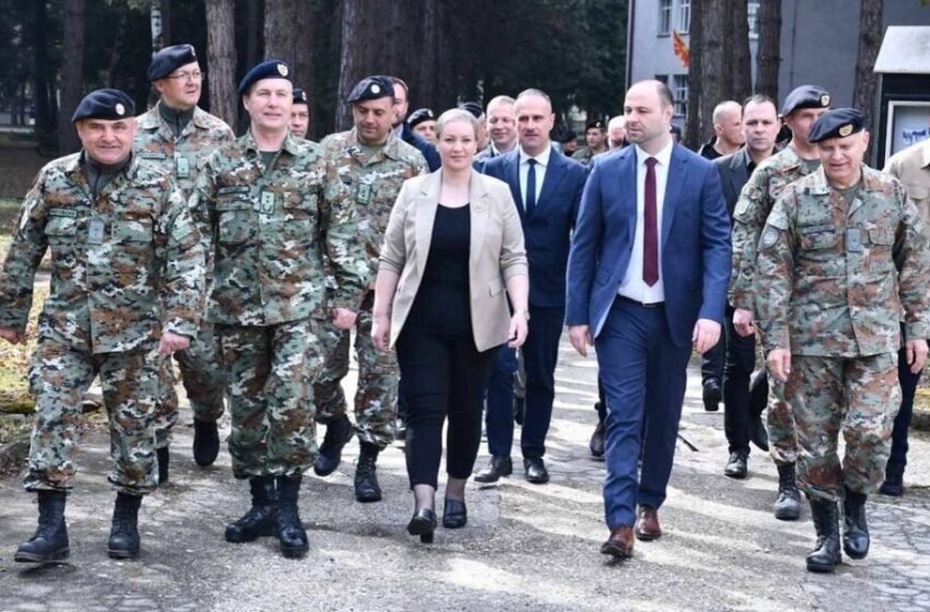 Elfete Ismaili, viziton Kazermën e Kërçovës, shpallë konkursin për pranimin e 300 ushtarëve profesional