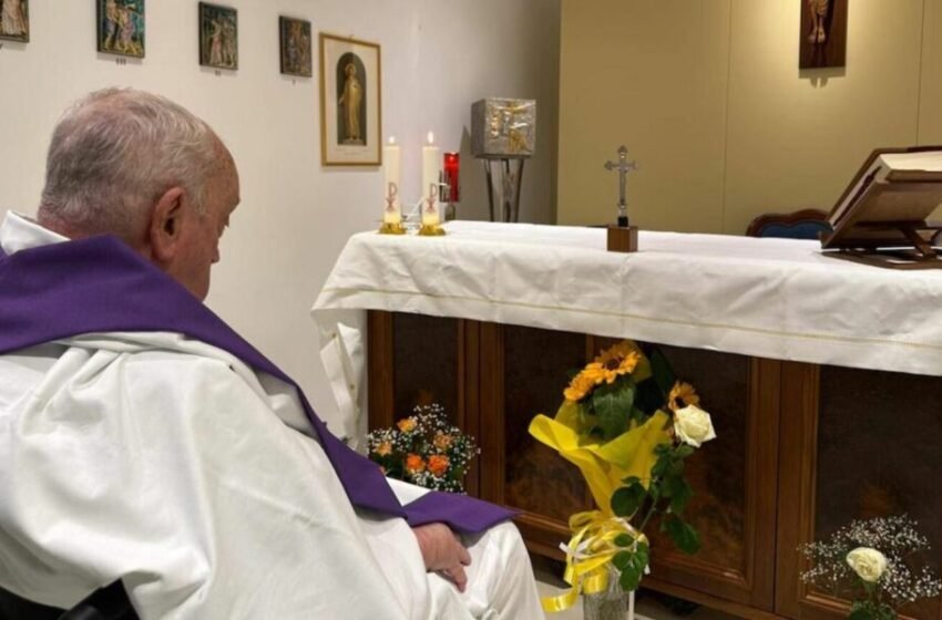 Vatikani publikon foton e parë të Papa Françeskut nga spitali duke kremtuar meshën e të dielës