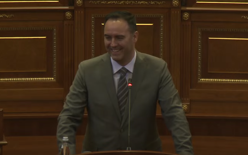 Konjufca me ironi ndaj opozitës: Na mungon Nezir Kraki, na huazoni një deputet, mos të mbesim nën 57