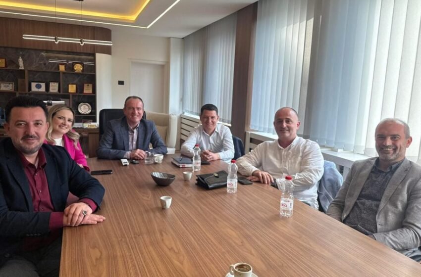 Taravari publikon foto me deputetët: “Një kafe me deputetët e ASH-së…”