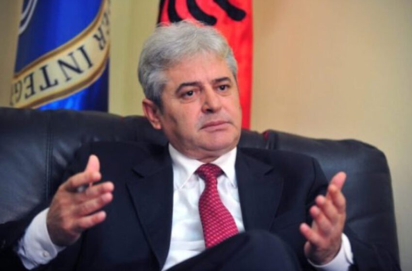 Ali Ahmeti uron ujësjellësin në Likovë dhe dërgon mesazh: Me vazalë e hyzmeqarë s’bëhet shtetit