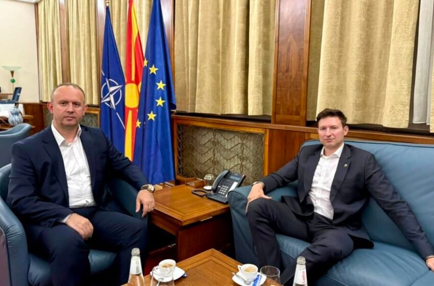 Gashi e Meidani kafe miqësore në Kuvend!