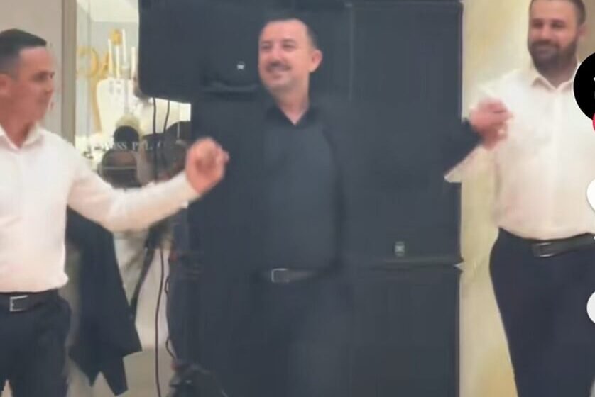 Bilall Kasami, Salim Sulejmani dhe Besar Durmishi ia hedhin valles gjatë një dasme