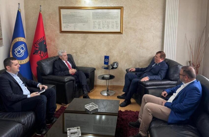  Ahmeti priti në takim ambasadorin çek, Ludva